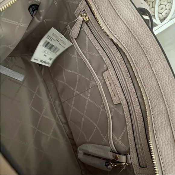 💗💗 New MK aria large leather tote - Picture 9 of 16